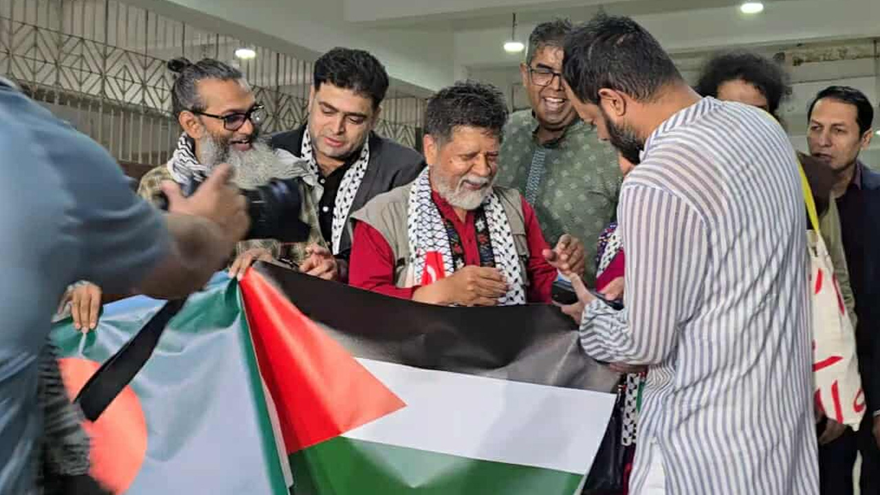 দেশে ফিরেছেন শহিদুল আলম